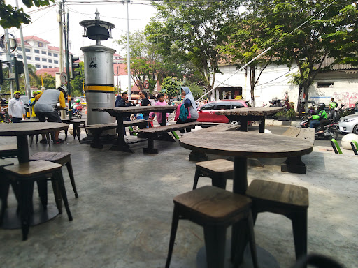 8 Tempat Nongkrong Anak Muda di Jogja yang Rame dan Instagramable 4 LOKO CAFE MALIOBORO
