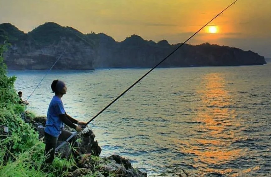 8 Tempat Pemancingan di Gunungkidul yang Asyik, Cocok untuk Aktivitas Luang! 5 Morning Rock Fishing Tour