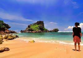 7 Pantai Pasir Putih di Gunung Kidul yang Menawarkan Panorama Alam Menyegarkan 5 Pantai Nglambor
