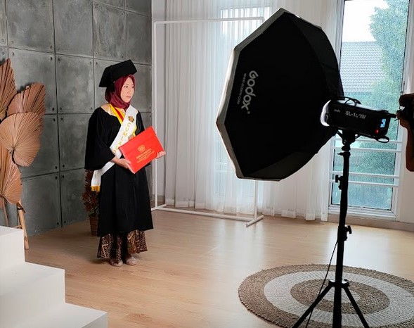 9 Tempat Studio Foto Terbaik di Jogja, Abadikan Momen Spesial Anda 6 Deluxio Photography