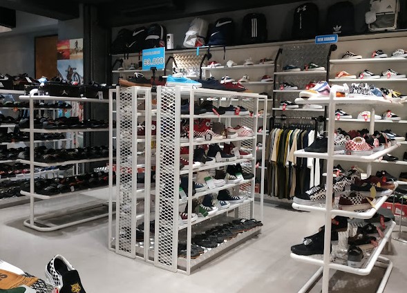 7 Distro Fashion Pria di Jogja yang Stylish dan Tak Ketinggalan Zaman 7 Outlite Biru (OB)