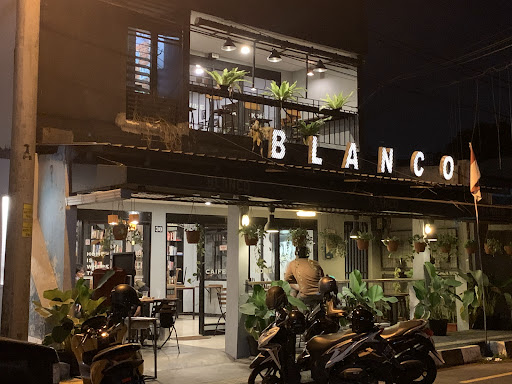 8 Tempat Nongkrong Anak Muda di Jogja yang Rame dan Instagramable 7 Blanco Coffee And Books