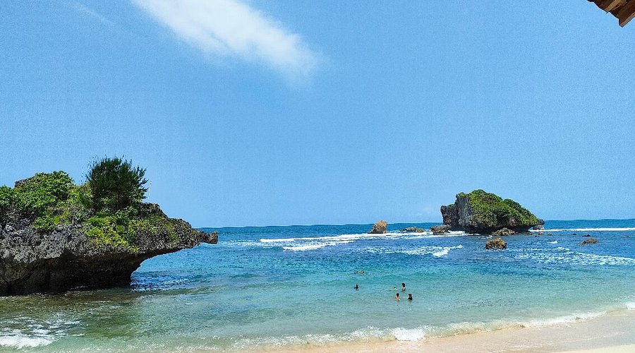 7 Pantai Pasir Putih di Gunung Kidul yang Menawarkan Panorama Alam Menyegarkan 7 Pantai Ngandong