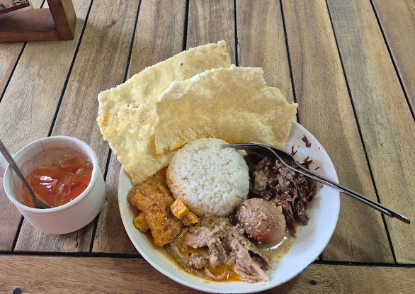 9 Gudeg di Jogja Terfavorit dan Legendaris, Bikin Nafsu Makan Meningkat! 8 Gudeg Mbok Mandeg