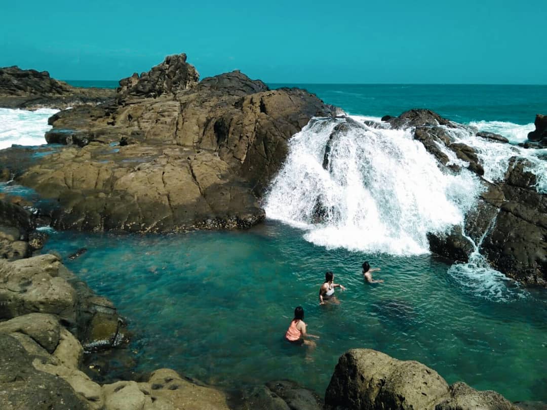7 Pantai Pasir Putih di Gunung Kidul yang Menawarkan Panorama Alam Menyegarkan 8 Pantai Wediombo