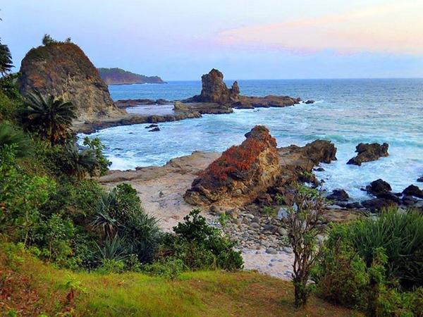 8 Wisata Alam Murah di Gunung Kidul Asyik Buat Liburan Akhir Pekan 8 Pantai Watu Lumbung