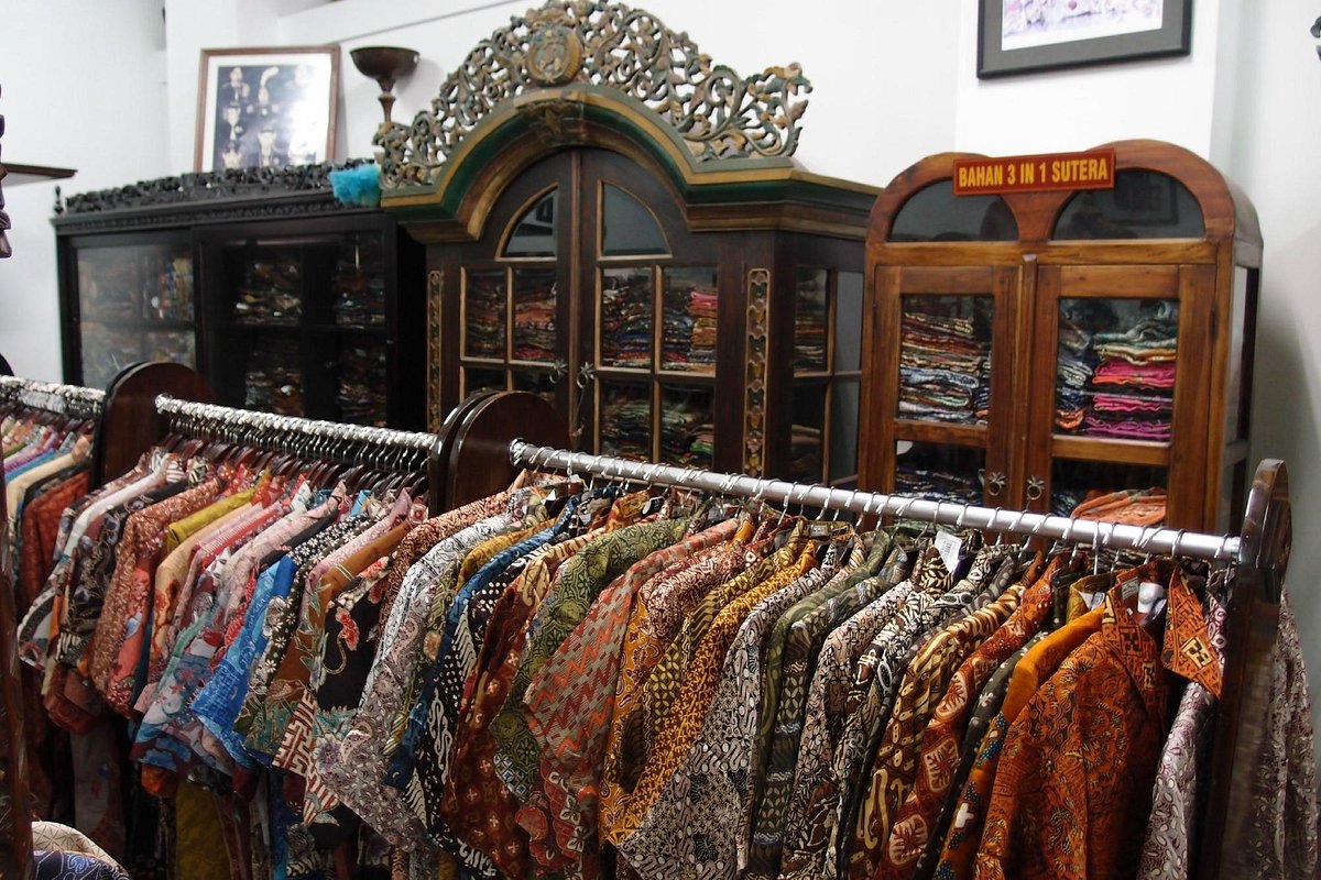 8 Tempat Beli Oleh-Oleh Khas Sleman yang Terkenal dan Harga Terjangkau 9 Gerai Batik dan Cinderamata Prambanan