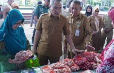 Bupati Bantul, H. Abdul Halim Muslih saat menghadiri Gerakan Pangan Murah