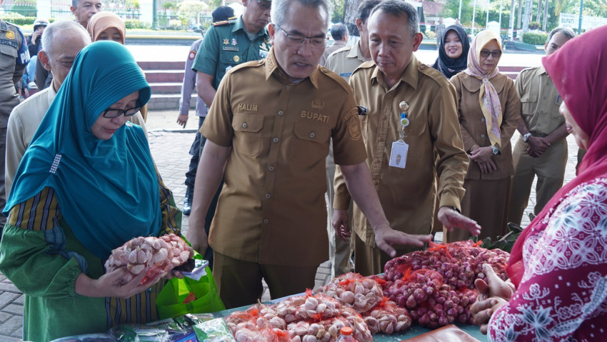 Bupati Bantul, H. Abdul Halim Muslih saat menghadiri Gerakan Pangan Murah
