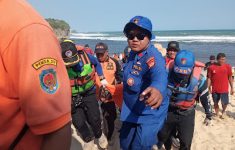 Evakuasi wisatawan hilang yang meninggal dunia di Pantai Watu Kodok, Gunungkidul. (source: Wartahandayani)