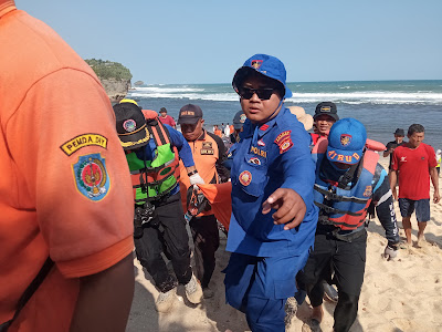 Evakuasi wisatawan hilang yang meninggal dunia di Pantai Watu Kodok, Gunungkidul. (source: Wartahandayani)