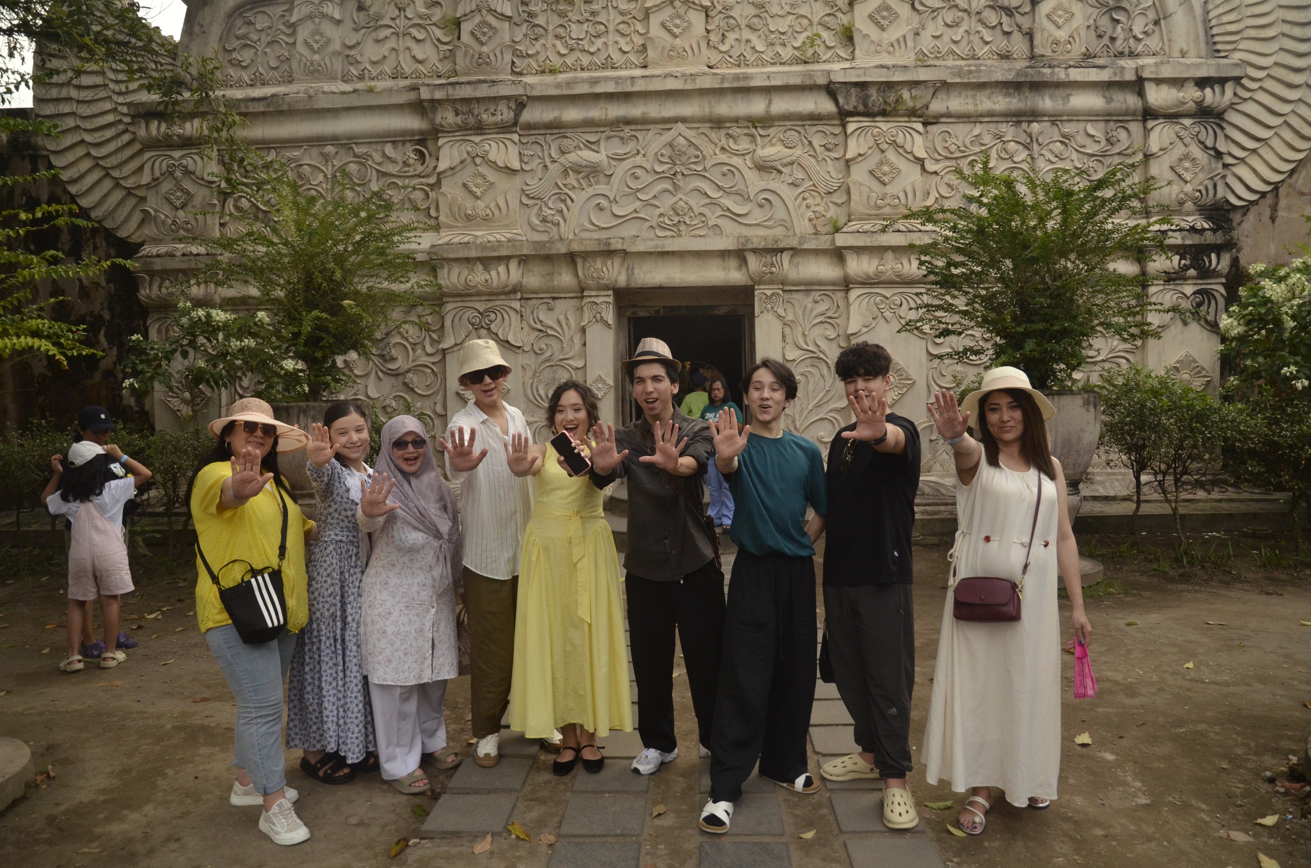 Grup kesenian Best Guruhi dari Tashkent, Uzbekistan (source: Warta Joga Kota)