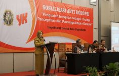 Inspektur Pembantu Bidang Pemerintahan dan Aparatur Inspektorat Kota Yogyakarta, Hastanti memberikan pemaparan laporan mengenai kegiatan sosialisasi antikorupsi.