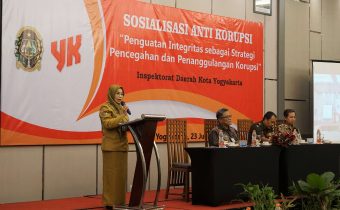 Inspektur Pembantu Bidang Pemerintahan dan Aparatur Inspektorat Kota Yogyakarta, Hastanti memberikan pemaparan laporan mengenai kegiatan sosialisasi antikorupsi.