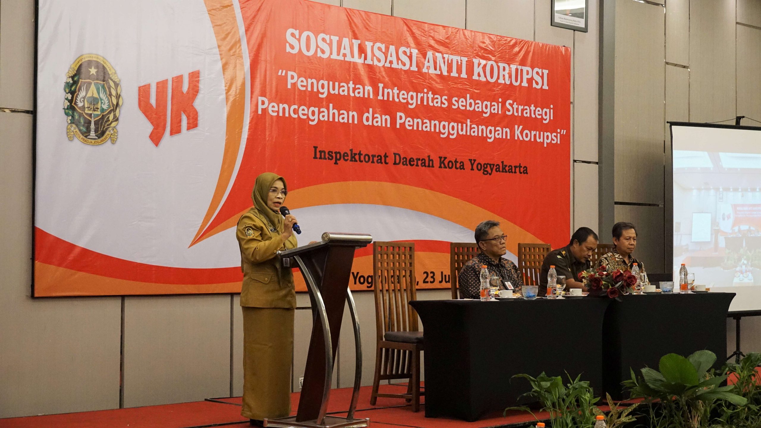 Inspektur Pembantu Bidang Pemerintahan dan Aparatur Inspektorat Kota Yogyakarta, Hastanti memberikan pemaparan laporan mengenai kegiatan sosialisasi antikorupsi.