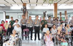 jajaran Direktorat lalu lintas Polda DIY berkunjung ke Panti Wreda Hanna, Mergangsan, Yogyakarta, Kamis 19 Juni 2025.