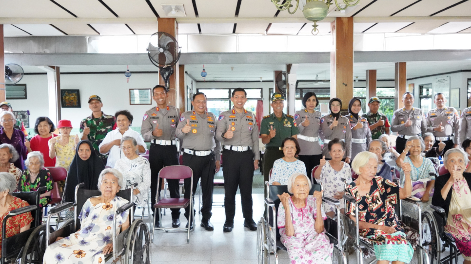 jajaran Direktorat lalu lintas Polda DIY berkunjung ke Panti Wreda Hanna, Mergangsan, Yogyakarta, Kamis 19 Juni 2025.