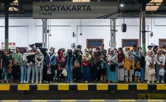 Ilustrasi penumpang di stasiun Yogyakarta (Source: Vritimes)