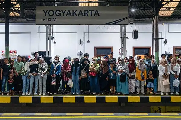 Ilustrasi penumpang di stasiun Yogyakarta (Source: Vritimes)