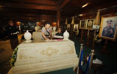 Kapolri Jenderal Listyo Sigit Prabowo melakukan ziarah mengunjungi makam Presiden ke-2 RI, Soeharto, di Astana Giribangun, Karanganyar, Jawa Tengah, (25/6/2025). (source: Jogja Polri)