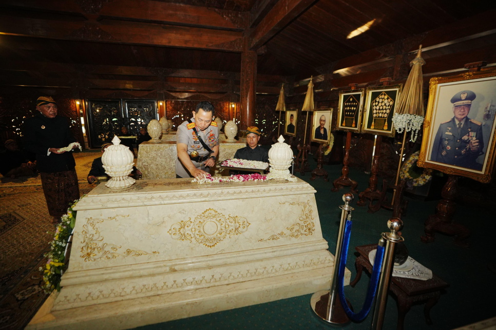 Kapolri Jenderal Listyo Sigit Prabowo melakukan ziarah mengunjungi makam Presiden ke-2 RI, Soeharto, di Astana Giribangun, Karanganyar, Jawa Tengah, (25/6/2025). (source: Jogja Polri)
