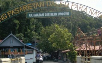 Kompleks Makam Raja Mataram di Imogiri (source: Visiting Jogja)