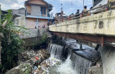 Kondisi Kali Buntung yang terdapat banyak sampah akibat jebolnya trash barrier, terletak di Kampung Bangunrejo, Kricak, Tegalrejo.