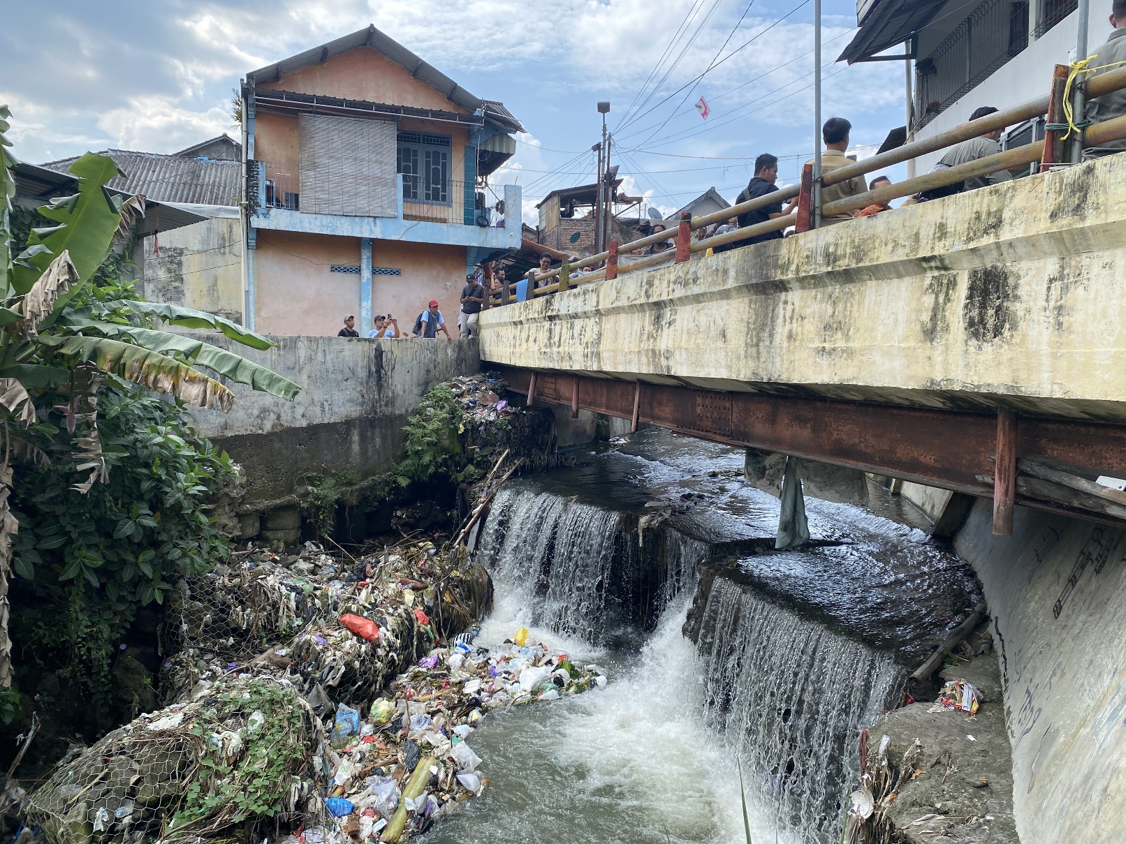 Kondisi Kali Buntung yang terdapat banyak sampah akibat jebolnya trash barrier, terletak di Kampung Bangunrejo, Kricak, Tegalrejo.