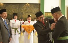 Pemasangan pin oleh Hasto Wardoyo, Wali Kota Yogyakarta, kepada pelaksana DPPI Kota Yogyakarta. (source: Warta Jogja Kota)