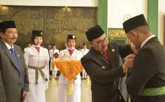 Pemasangan pin oleh Hasto Wardoyo, Wali Kota Yogyakarta, kepada pelaksana DPPI Kota Yogyakarta. (source: Warta Jogja Kota)