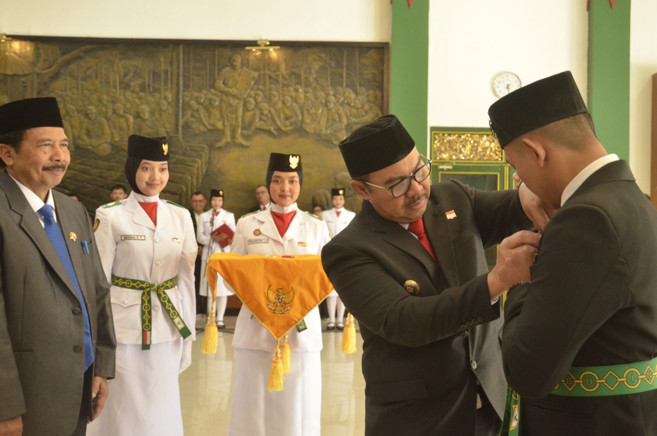 Pemasangan pin oleh Hasto Wardoyo, Wali Kota Yogyakarta, kepada pelaksana DPPI Kota Yogyakarta. (source: Warta Jogja Kota)