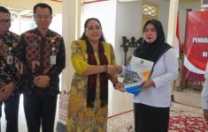 Pemerintah Kabupaten Gunungkidul secara resmi menyerahkan Surat Keputusan (SK) pengangkatan Pegawai Pemerintah dengan Perjanjian Kerja (PPPK) Tahun Anggaran 2024 kepada 415 orang pada Jumat, 20 Juni 2025.