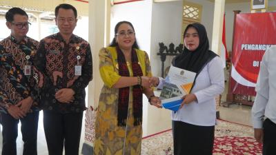 Pemerintah Kabupaten Gunungkidul secara resmi menyerahkan Surat Keputusan (SK) pengangkatan Pegawai Pemerintah dengan Perjanjian Kerja (PPPK) Tahun Anggaran 2024 kepada 415 orang pada Jumat, 20 Juni 2025.