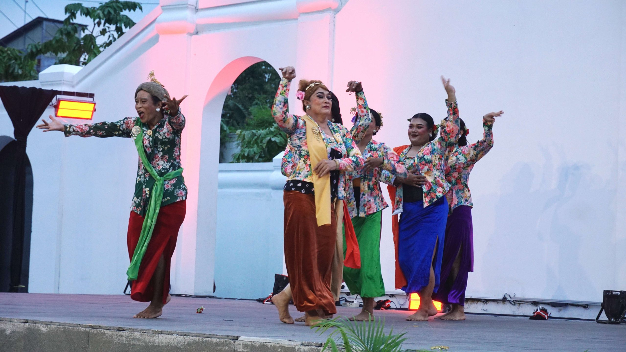 Penampilan Kenesan di panggung Jogja Culture Show, Taman Budaya Embung Giwangan (24/6/2025). (source: Warta Jogja Kota)