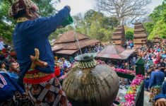 Ritual nguras enceh di gentong Kyai Danumaya, Kabupaten Bantul (Source: Jogja Indo Trans)