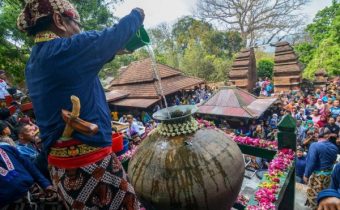 Ritual nguras enceh di gentong Kyai Danumaya, Kabupaten Bantul (Source: Jogja Indo Trans)