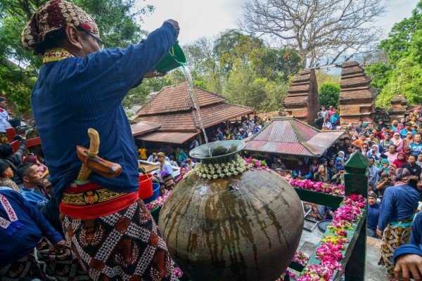 Ritual nguras enceh di gentong Kyai Danumaya, Kabupaten Bantul (Source: Jogja Indo Trans)