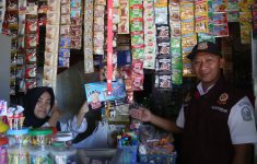 Satpol PP memberikan sosialisasi kepada salah satu pemilik warung kelontong
