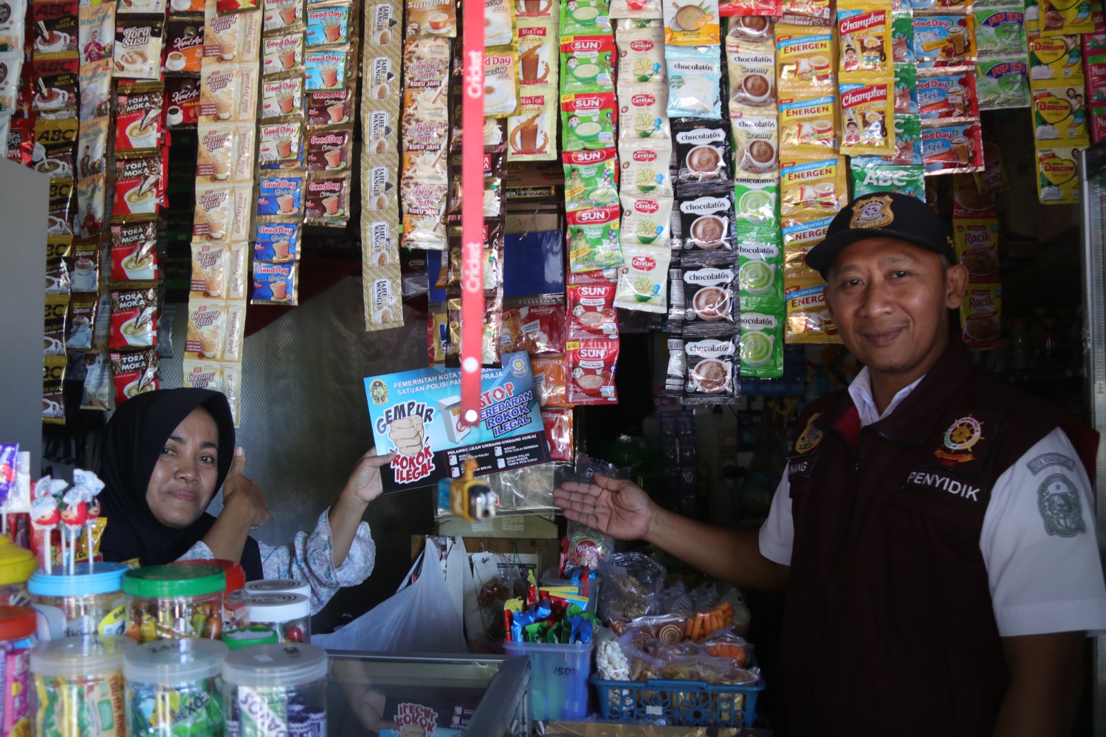Satpol PP memberikan sosialisasi kepada salah satu pemilik warung kelontong