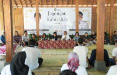 Bupati Sleman, Harda Kiswaya dalam kegiatan Jagongan Kalurahan di Dusun Sambilegi Lor, Kalurahan Maguwoharjo, Depok, pada Jumat (13/6/2025).