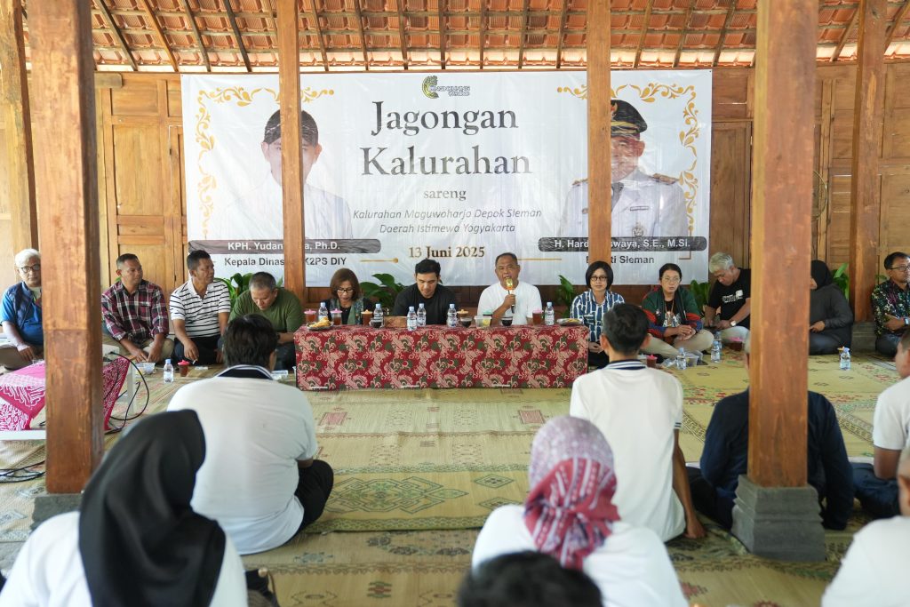 Bupati Sleman, Harda Kiswaya dalam kegiatan Jagongan Kalurahan di Dusun Sambilegi Lor, Kalurahan Maguwoharjo, Depok, pada Jumat (13/6/2025).
