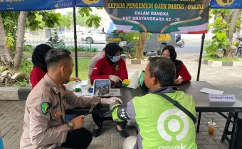 Dalam rangka memperingati Hari Bhayangkara ke-79, Seksi Kedokteran dan Kesehatan (Sidokkes) Polres Bantul menyelenggarakan kegiatan bakti kesehatan di Pasar Bantul pada Jumat, 13 Juni 2025.