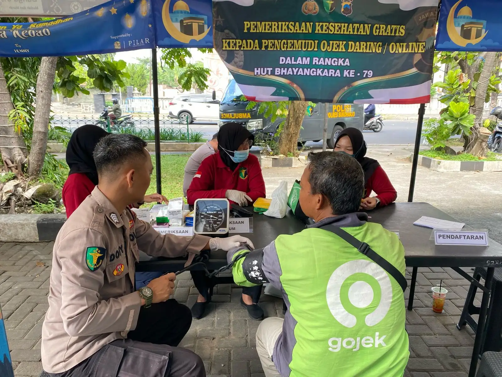 Dalam rangka memperingati Hari Bhayangkara ke-79, Seksi Kedokteran dan Kesehatan (Sidokkes) Polres Bantul menyelenggarakan kegiatan bakti kesehatan di Pasar Bantul pada Jumat, 13 Juni 2025.