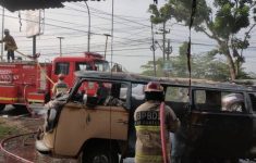 Sebuah mobil Volkswagen Kombi milik FX. Agus Yurianto, warga Girikerto, Turi, Sleman, terbakar di Jalan Wates, tepatnya di Padukuhan Klangon, Kalurahan Argosari, Sedayu, Bantul, DIY, pada Minggu pagi (1 Juni 2025)