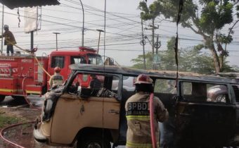 Sebuah mobil Volkswagen Kombi milik FX. Agus Yurianto, warga Girikerto, Turi, Sleman, terbakar di Jalan Wates, tepatnya di Padukuhan Klangon, Kalurahan Argosari, Sedayu, Bantul, DIY, pada Minggu pagi (1 Juni 2025)