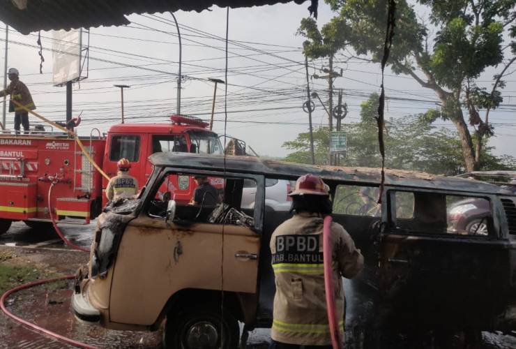 Sebuah mobil Volkswagen Kombi milik FX. Agus Yurianto, warga Girikerto, Turi, Sleman, terbakar di Jalan Wates, tepatnya di Padukuhan Klangon, Kalurahan Argosari, Sedayu, Bantul, DIY, pada Minggu pagi (1 Juni 2025)