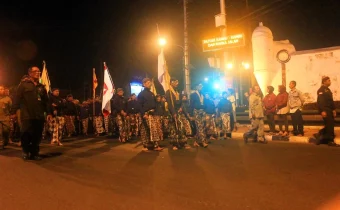 Tradisi Mubeng Beteng. (Source: Krjogja)