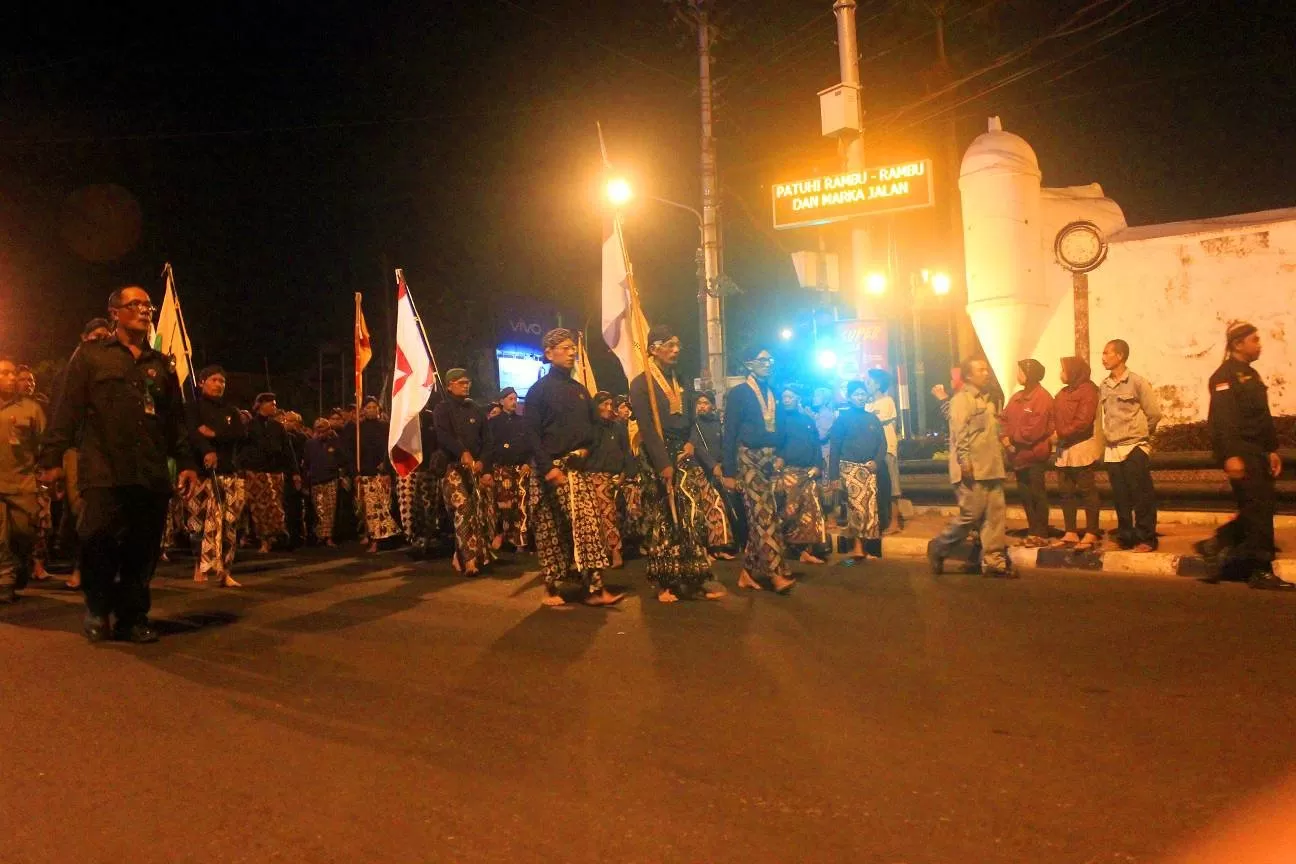 Tradisi Mubeng Beteng. (Source: Krjogja)