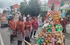 Perayaan budaya yang berlangsung meriah pada Minggu (8/6) ini bukan sekadar tradisi tahunan, melainkan wujud nyata kerukunan antarumat beragama di tengah keberagaman masyarakat.