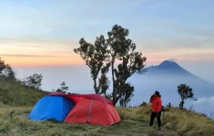 Ilustrasi pendaki di Gunung Merbabu